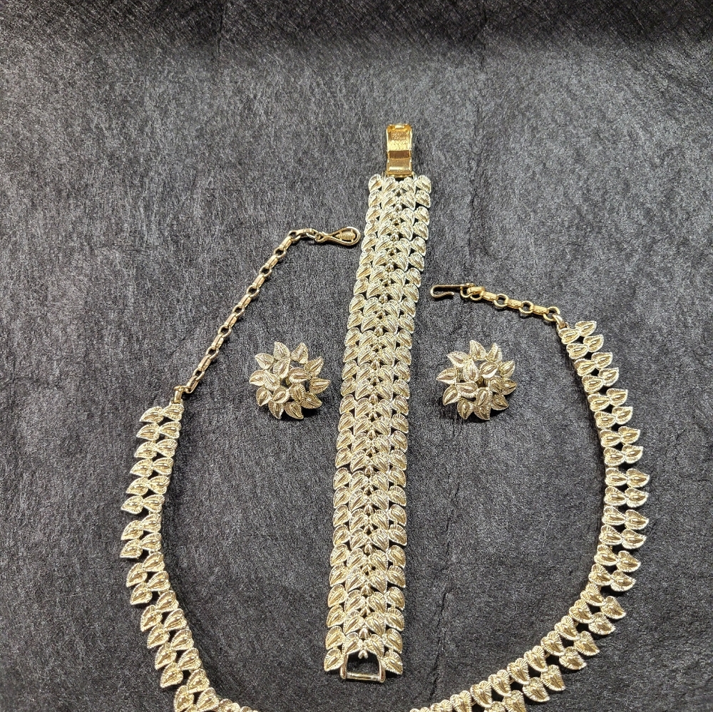 Vintage coro silver tone leaf design braclet,necklace, and clip on earrings